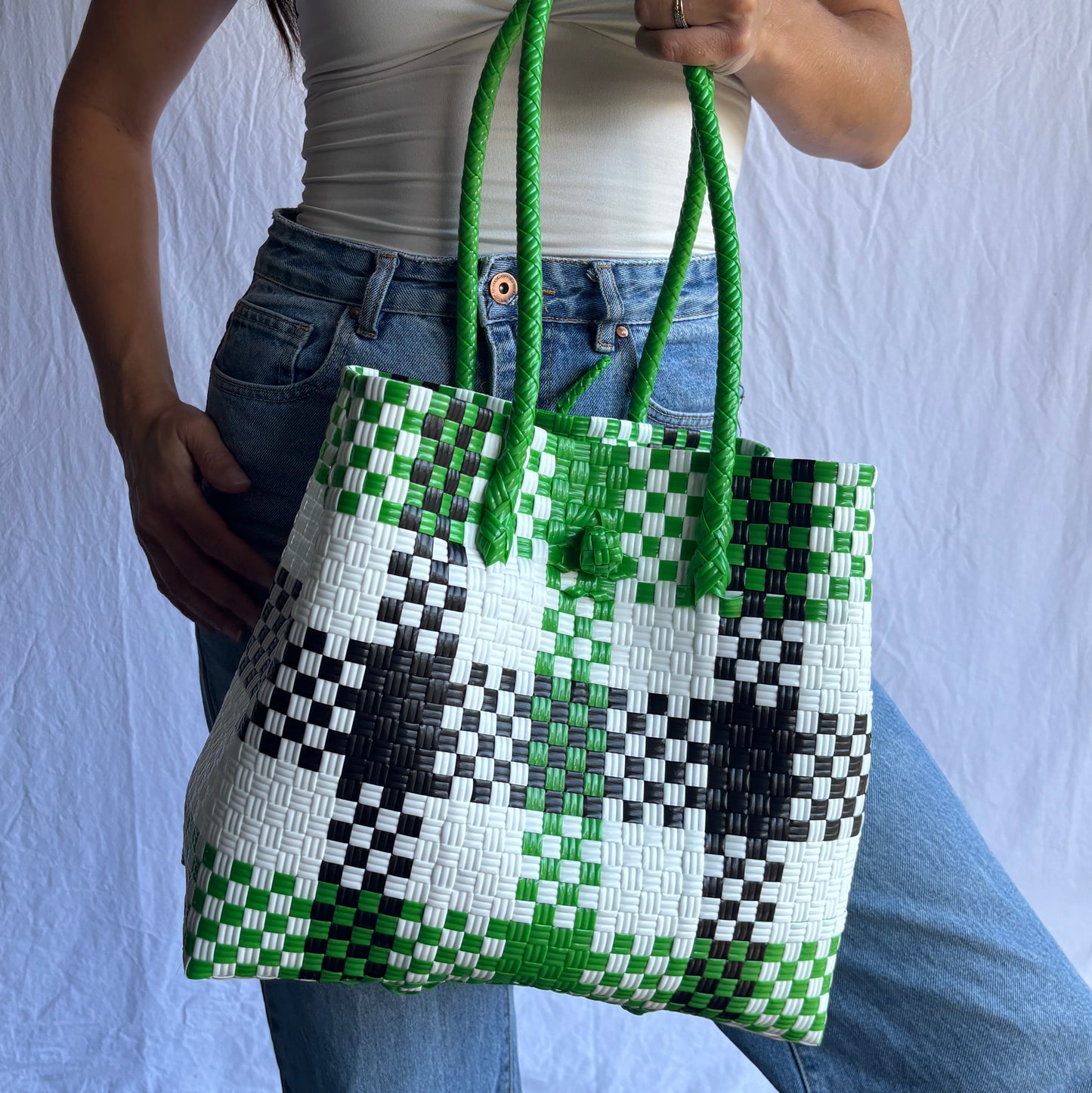 Te whaiti - green white and black